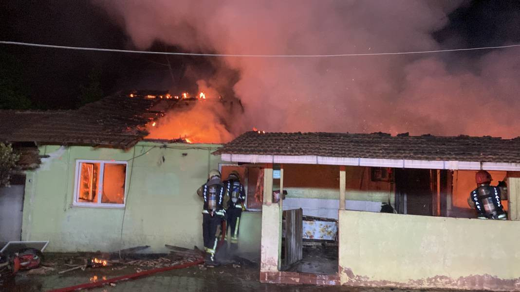 Kocaeli'de ‘pes’ dedirten olay: Alkol alıp, annesi de içerideyken evi ateşe verdi - Resim: 1